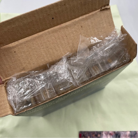 Vintage Acrylic Salt and Pepper Napkin Rings - Picture 8 of 8